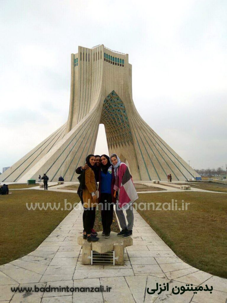سنیا با همراهی جمعی از بازیکنان تیم ملی در بازدید از برچ آزادی تهران